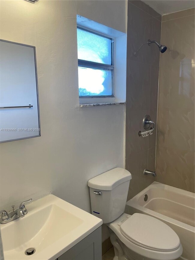 Building Photo - 13725 NE 6th Ave