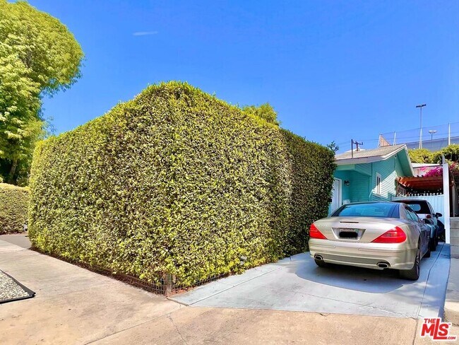 Building Photo - 708 Westmount Dr