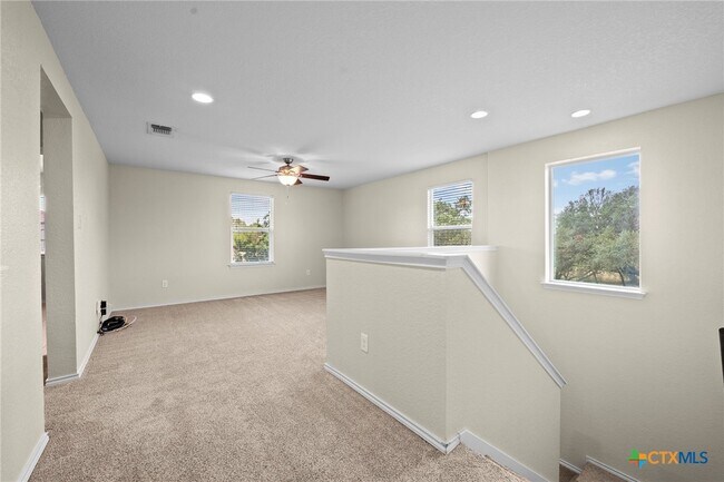 Building Photo - 220 Hinge Creek