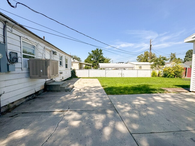 Building Photo - 1730 W Center St