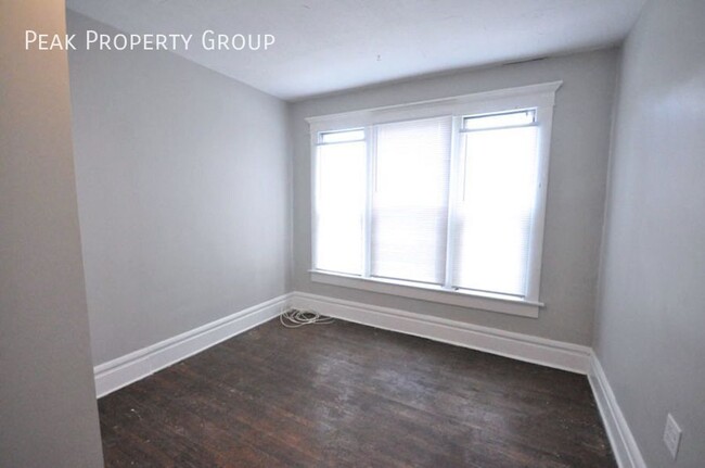 Building Photo - Available Fall 2025! 3 bedroom apartment l...