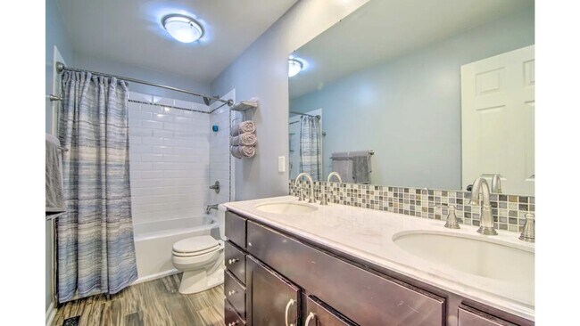 Building Photo - Beautiful Home at Silver Lake