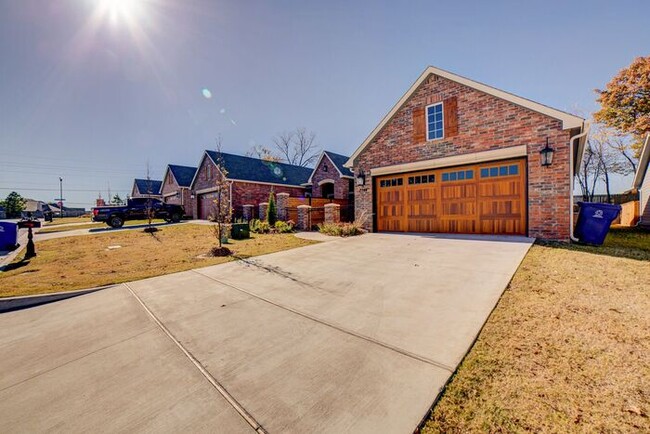 Building Photo - Luxury Patio Home in Broken Arrow! 3/2/2