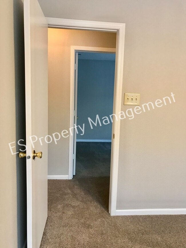 Building Photo - Beautiful 3 Bedroom 2 Bathroom Ranch Style Home in Lawrence!