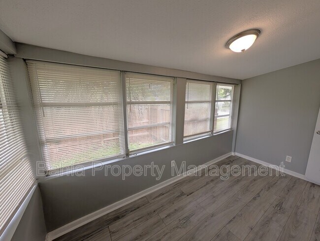 Building Photo - 6805 N Navin Ave