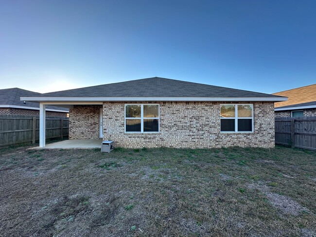 Building Photo - 4 bedroom 2 bath brick home available for ...