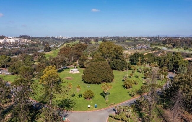 Building Photo - Golden Hill Gem: Spacious Furnished 2BR with City Convenience