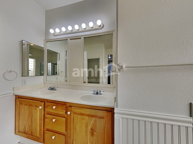 Building Photo - 541 Kavanagh Pl