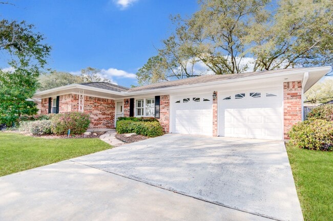Building Photo - Beautiful 3 Bedroom 2 Bath Home in Meyerla...