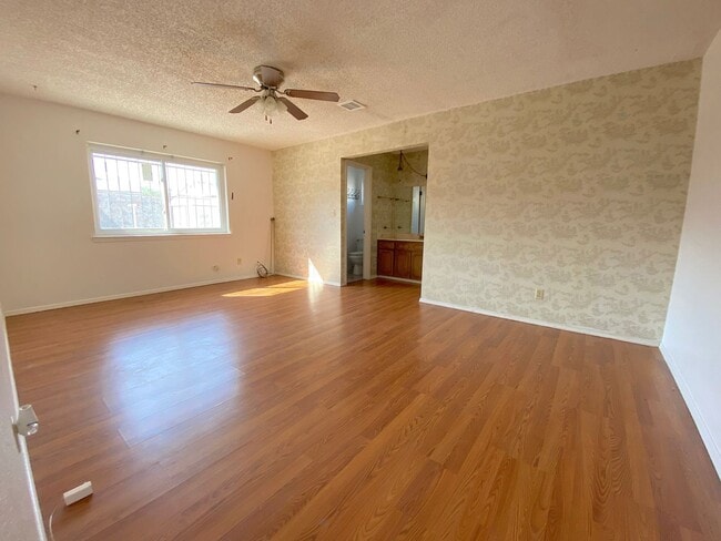 Building Photo - Northeast El Paso 3 Bed Refrig A/C