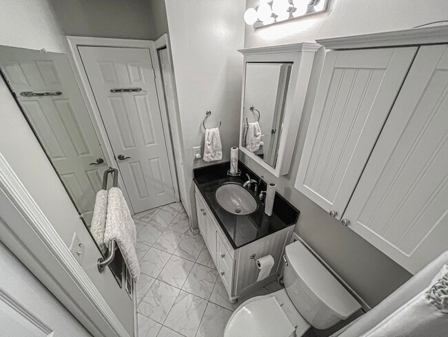 Building Photo - Bright And Relaxing 2 Bed 2 Bath Partially Furnished Home in Beautiful Franklin Farm Foundation