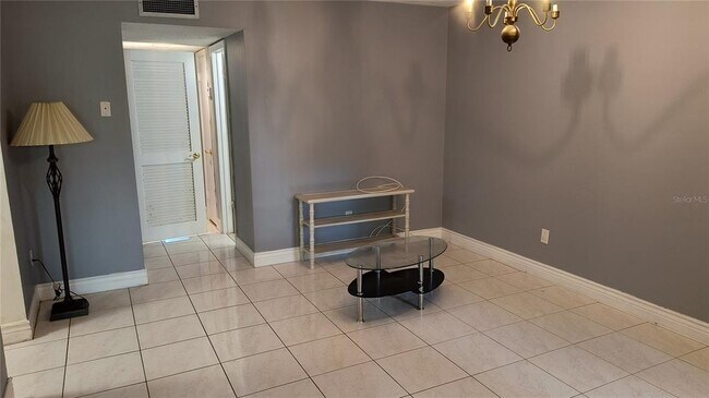 Building Photo - 2525 W Bay Dr