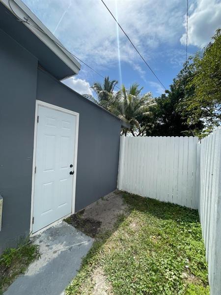 Building Photo - 6602 SW 19th Ct