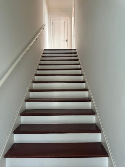 Entryway - 612 N Plymouth Blvd