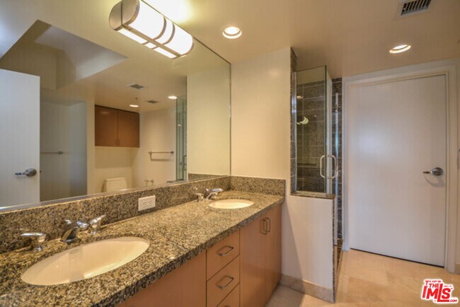 Building Photo - 13700 Marina Pointe Dr