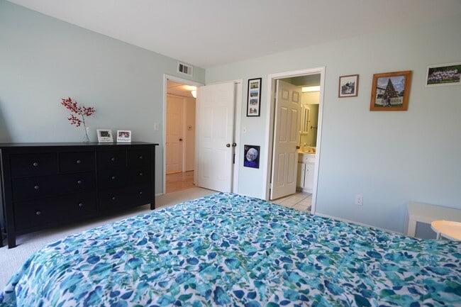 Building Photo - 4201 Las Virgenes Rd