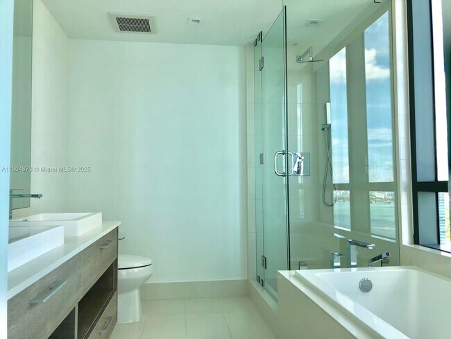 Building Photo - 650 NE 32nd St