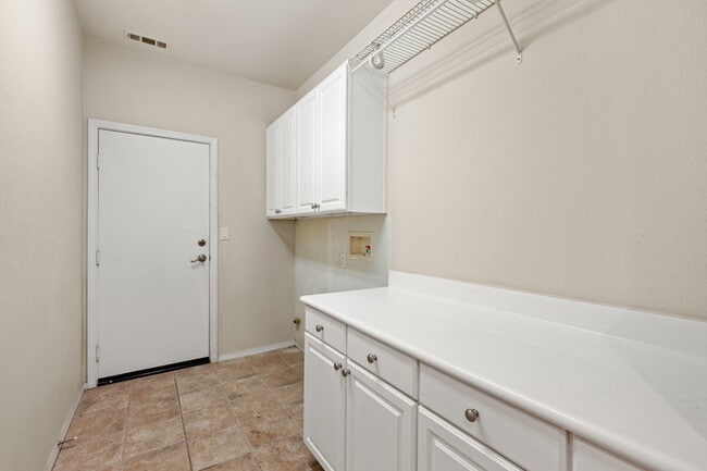 Building Photo - Ideal for Large Families – 6BR/4BA Eastval...