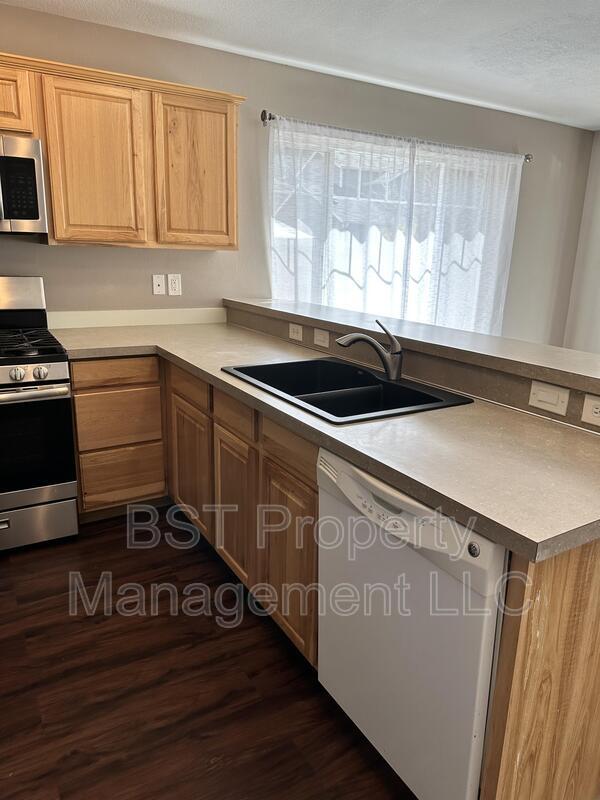 Building Photo - 227 Pioneer Dr