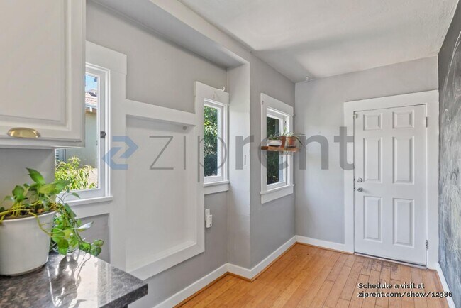 Building Photo - Unit
