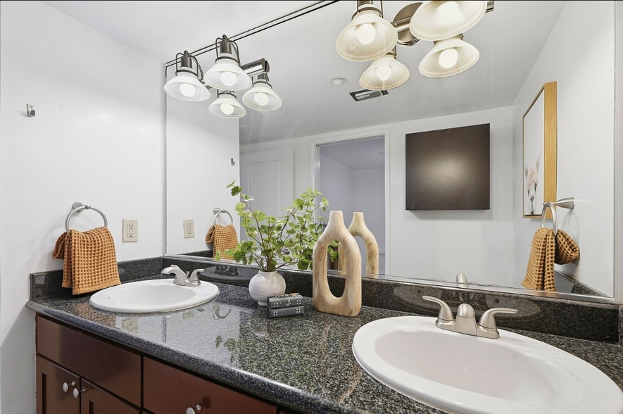 Primary Bathroom En Suite - 500 N St
