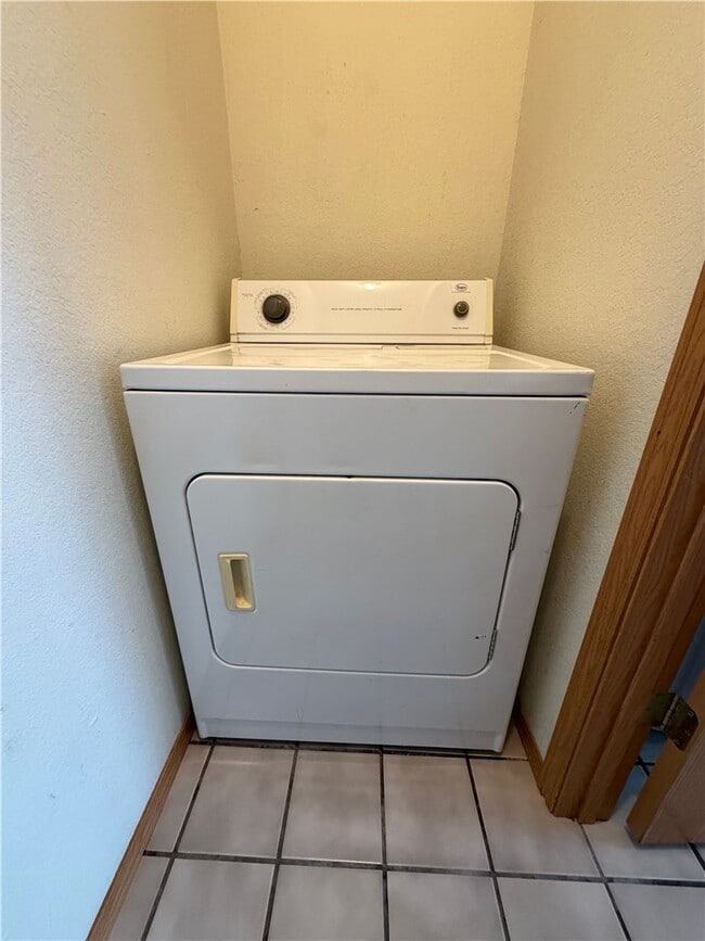 Building Photo - 607 N Main St