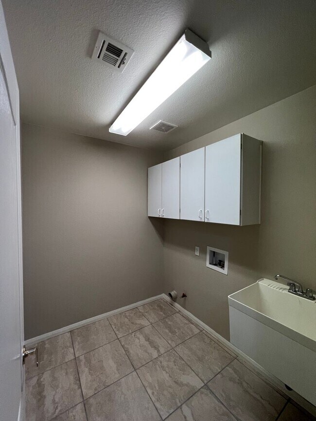 Building Photo - 4 Bedroom with Bedroom Downstairs, Pool, O...