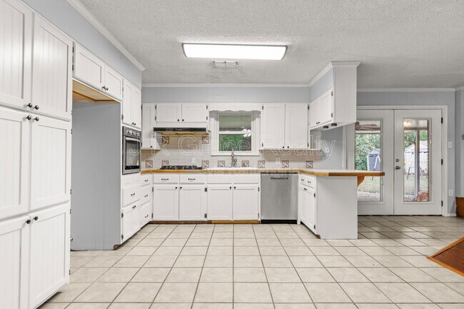 Building Photo - 8806 Fox Hollow Dr