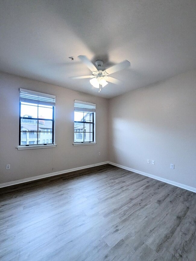 Building Photo - Spacious Updated 1x1  806 square feet! Top...