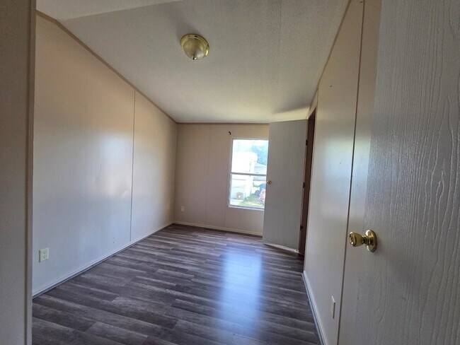 Building Photo - 106 Clark St