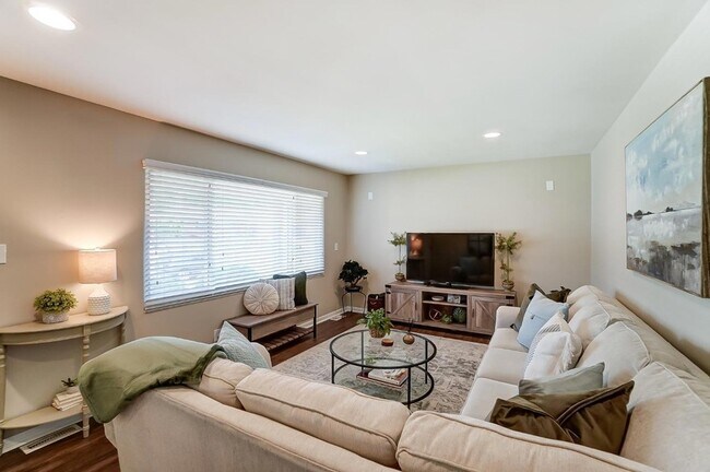 Building Photo - 1599 Yellowglen Dr