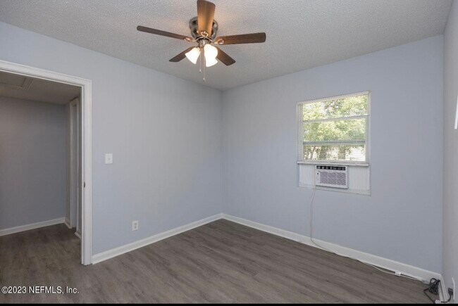 Building Photo - 2513 Spirea St