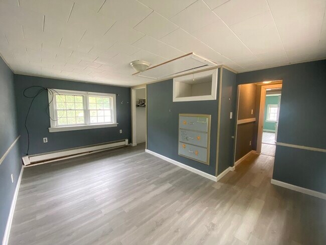 Building Photo - Beautiful 4 bedroom 1.5 bath located in th...