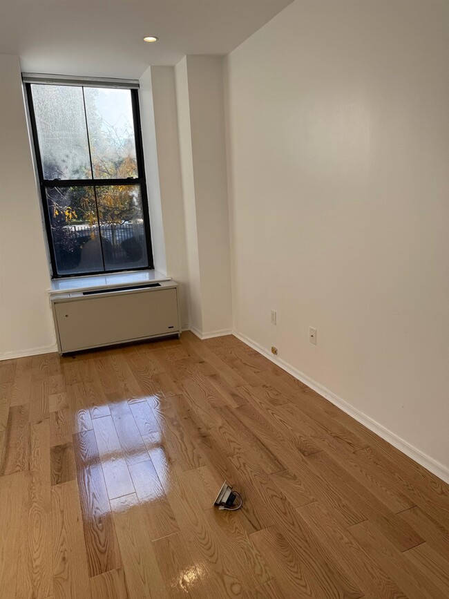 Building Photo - 1 Greene St