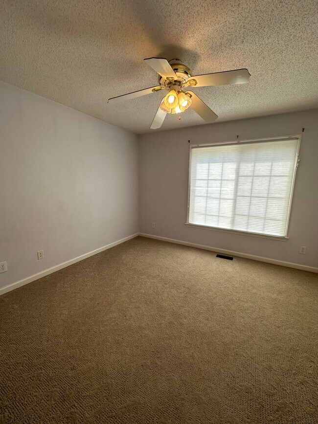 Building Photo - 1611 Majesty Dr