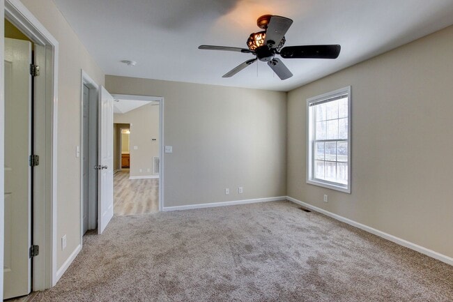 Building Photo - Cozy 3 bd 2 bath in the heart of Clarksville.  Fresh paint and Flooring!