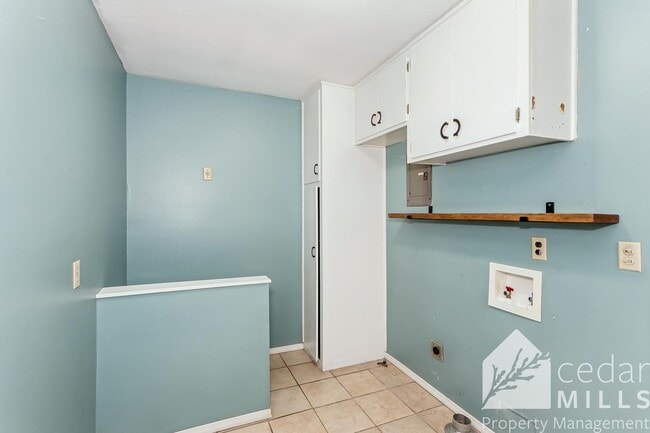 Building Photo - LARGE 3 Bedroom Home in North Wichita