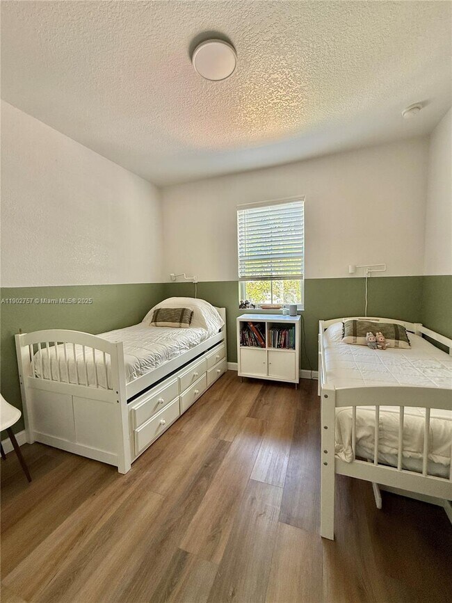 Building Photo - 1034 NE 208th St