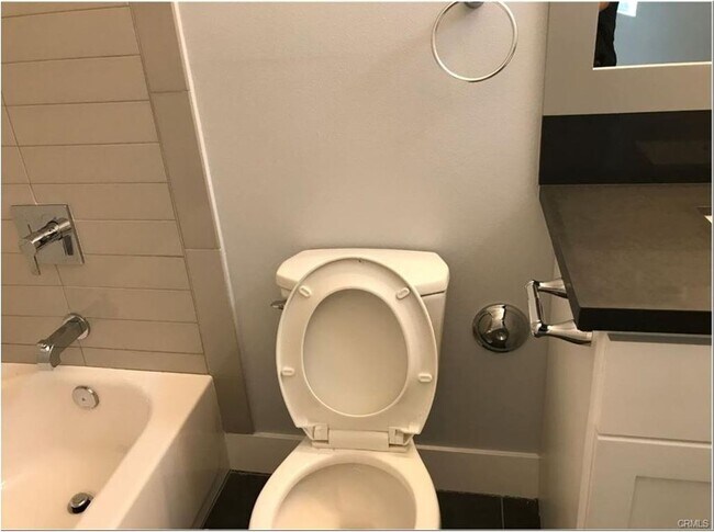 Building Photo - 85(221)