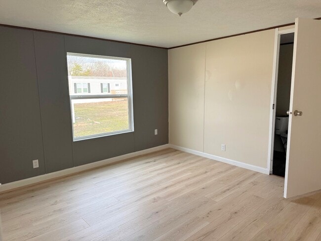 Building Photo - 561 Banjo Way