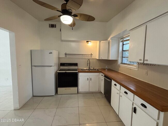 Building Photo - 724 Greenway Pl