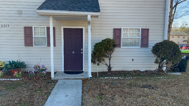 Building Photo - 6585 Carriage Ct