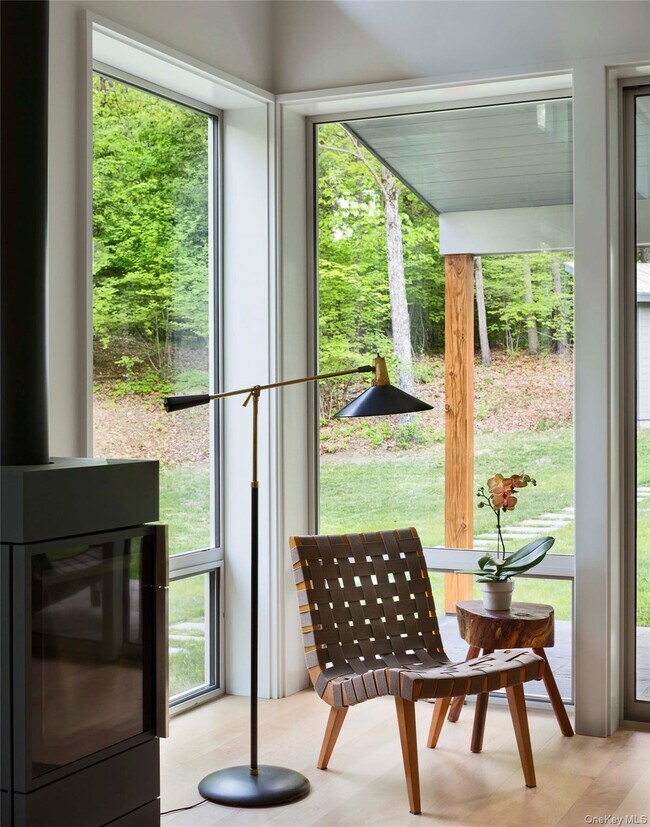 Building Photo - 425 Lake Dr