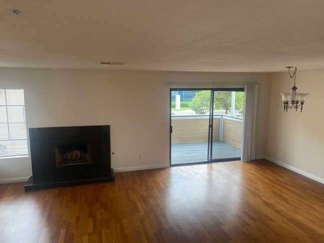 Building Photo - 2BD/2.5BA townhome in UTC Near UCSD!