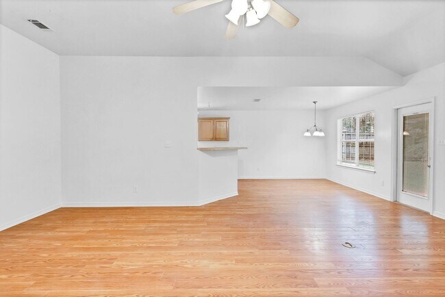 Building Photo - 4/2 in Stratford Glen Subdivision