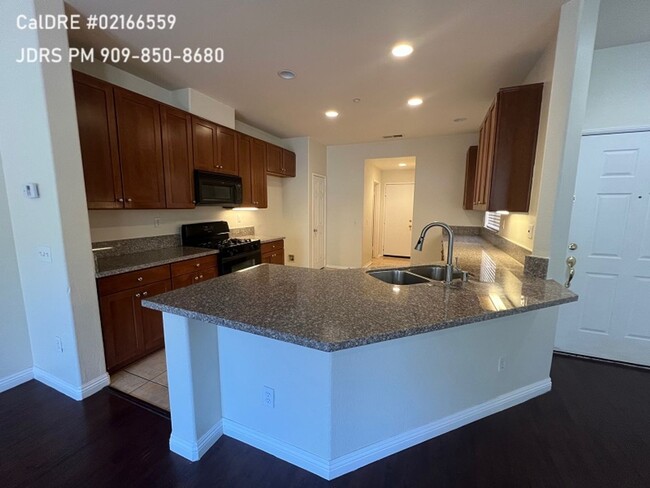 Building Photo - Rancho Cucamonga 3 bedroom Townhouse