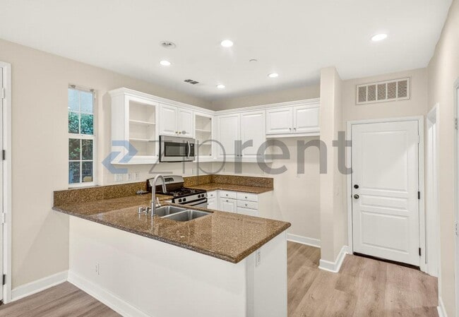 Building Photo - 4183 Vía Napoli