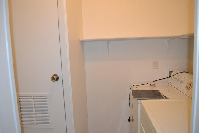 Building Photo - 1211 Ridgemont Dr