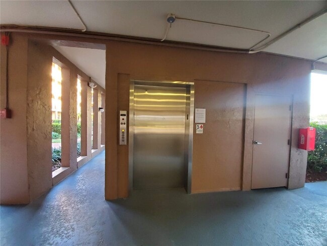 Building Photo - 6100 Gulfport Blvd S