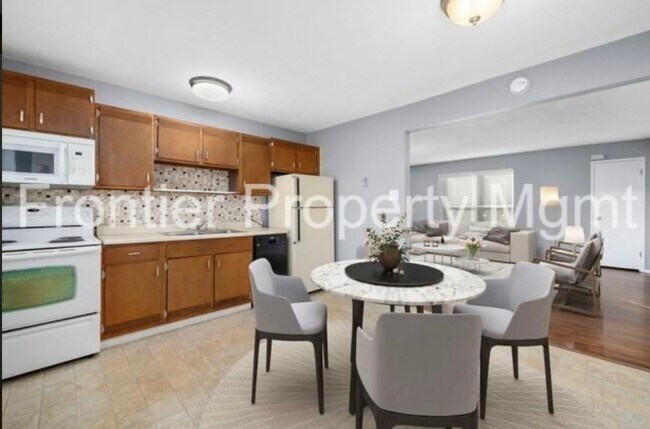 Building Photo - 2 Bedroom, 1 Bath Apartment